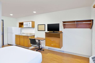 Escritorio, espacio para trabajar con laptop y cortinas blackout