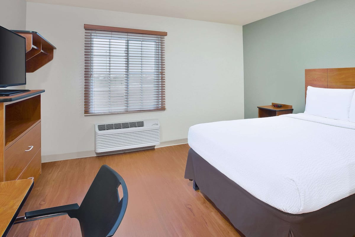 Habitación estándar, 1 cama matrimonial, para no fumadores | Escritorio, espacio para trabajar con laptop y cortinas blackout
