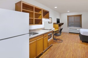 Habitación estándar, 1 cama doble, accesible para personas con discapacidad (Roll-in Shower) | Escritorio, espacio para trabajar con un portátil, cortinas opacas