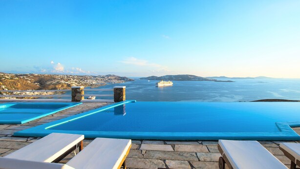 An infinity pool with a view of the sea and distant islands. - Aeri Villas & Apartments (Mykonos)