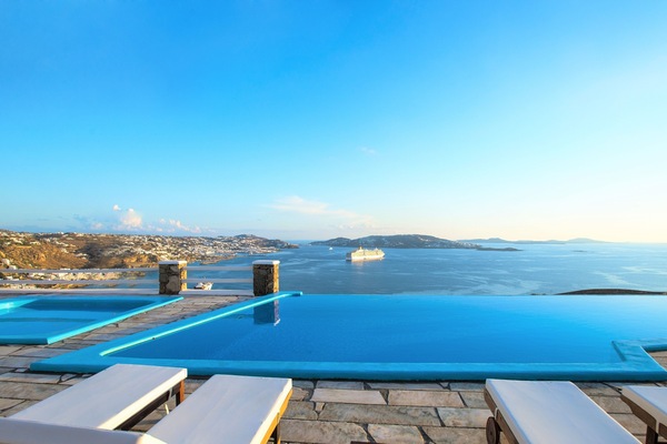 3 outdoor pools, sun loungers
