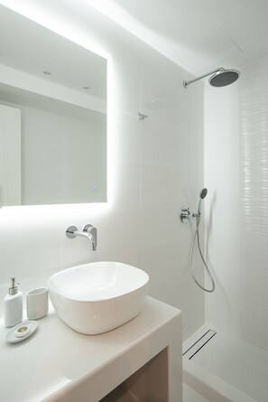 Shower, designer toiletries, hair dryer, towels - Aeri Villas & Apartments (Mykonos)