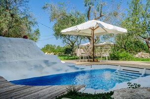 Una piscina al aire libre de temporada