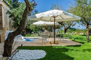 Una piscina al aire libre de temporada