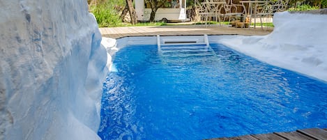 Una piscina al aire libre de temporada