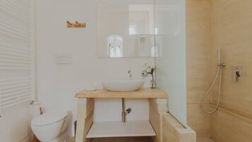Suite superior | Baño | Artículos de higiene personal gratuitos, secador de pelo, bidé y toallas