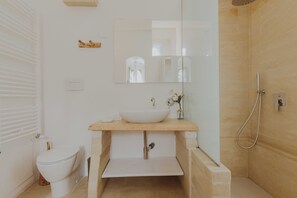 Superior Suite | Bathroom | Free toiletries, hair dryer, bidet, towels