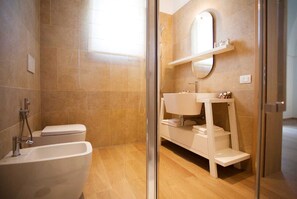 Shower, free toiletries, hair dryer