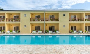 Estudio superior, junto a la piscina | Ropa de cama de alta calidad, caja fuerte, cortinas opacas