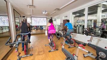 Ein Fitnessraum mit Ergometer, Spiegeln und Trainingsgeräten.