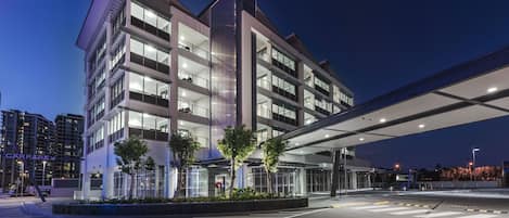 واجهة المنشأة - في المساء/الليل