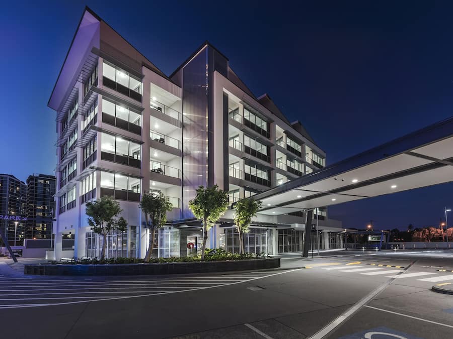 Fachada de la propiedad por la tarde o noche