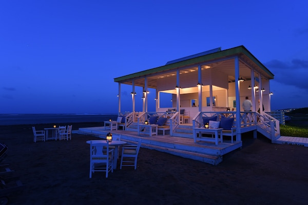 2 restaurants, serveren ontbijt