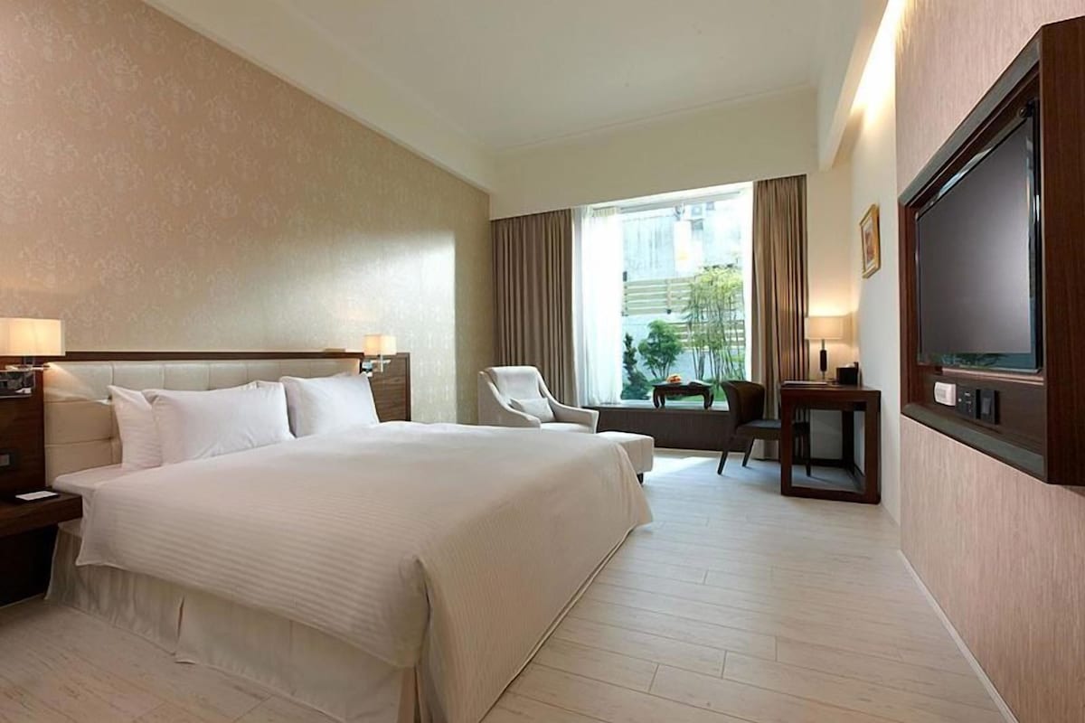 Down comforters, pillowtop beds, in-room safe, desk