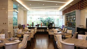 Daily full breakfast (TWD 350 per person)