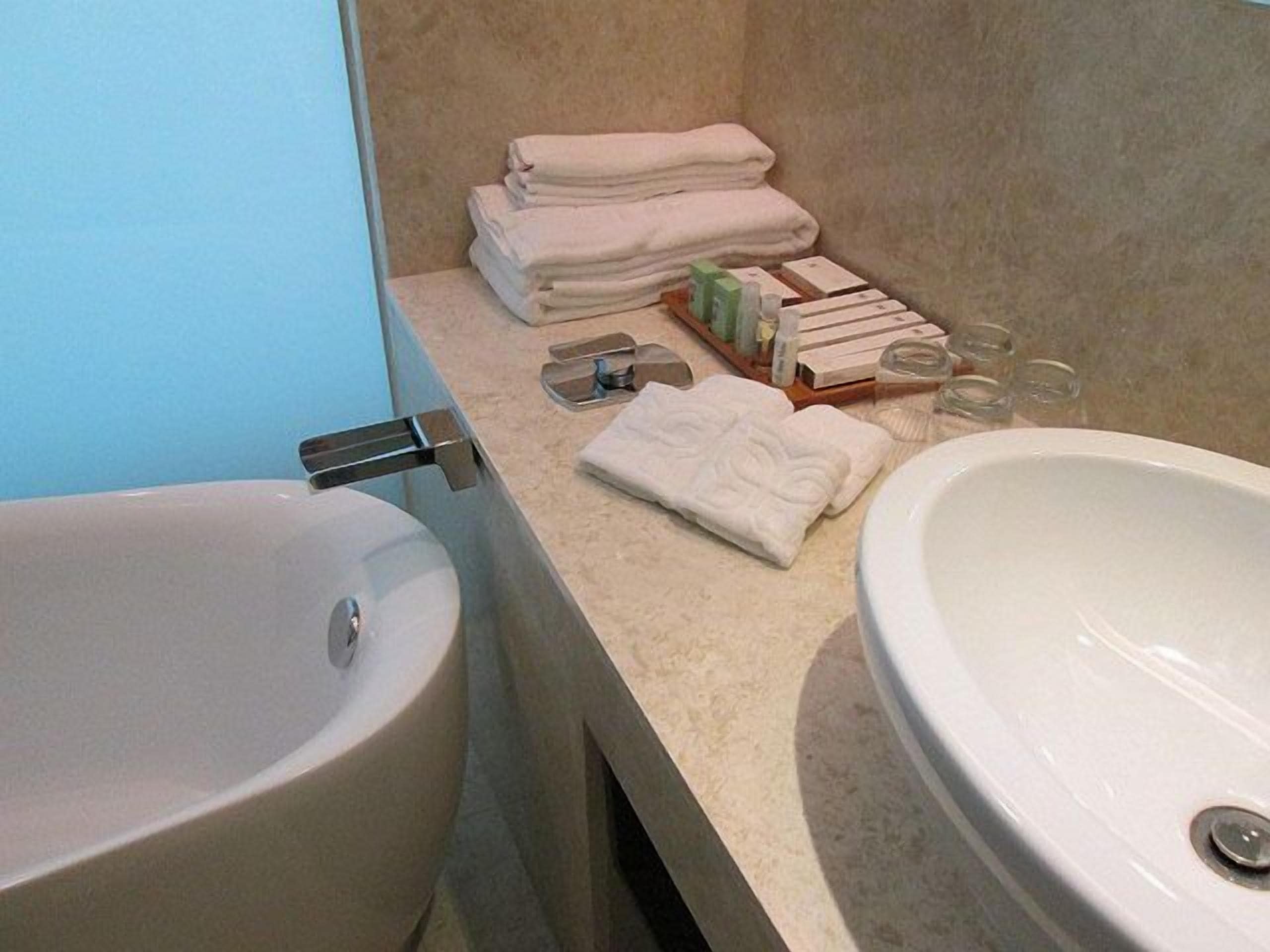 executive room | bathroom | shower, rainfall showerhead, designer toiletries, hair dryer