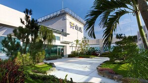 A modern building with a sign reading "Hotel." - Yuh Tong Hotel (Chiayi City)