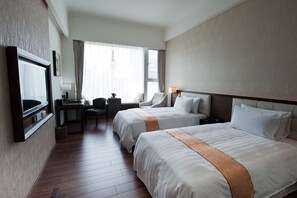 Down comforters, pillowtop beds, in-room safe, desk - Yuh Tong Hotel (Chiayi City)