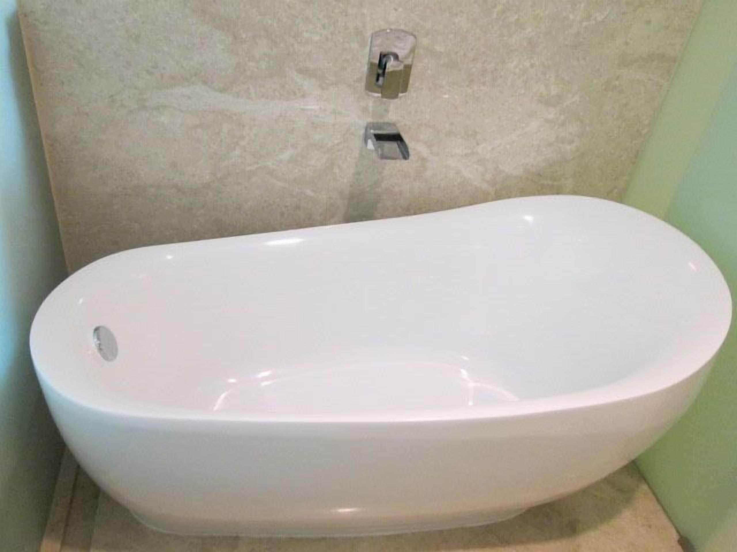 executive room | deep-soaking bathtub