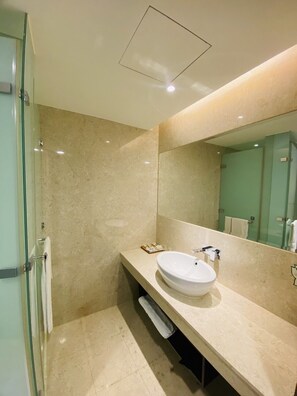 Shower, rainfall showerhead, designer toiletries, hair dryer - Yuh Tong Hotel (Chiayi City)