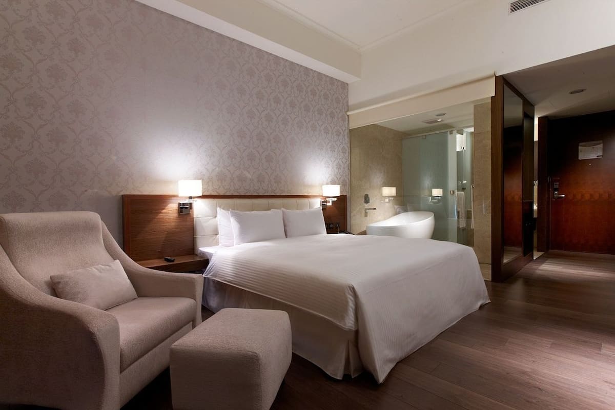 Executive Room | Down comforters, pillowtop beds, in-room safe, desk