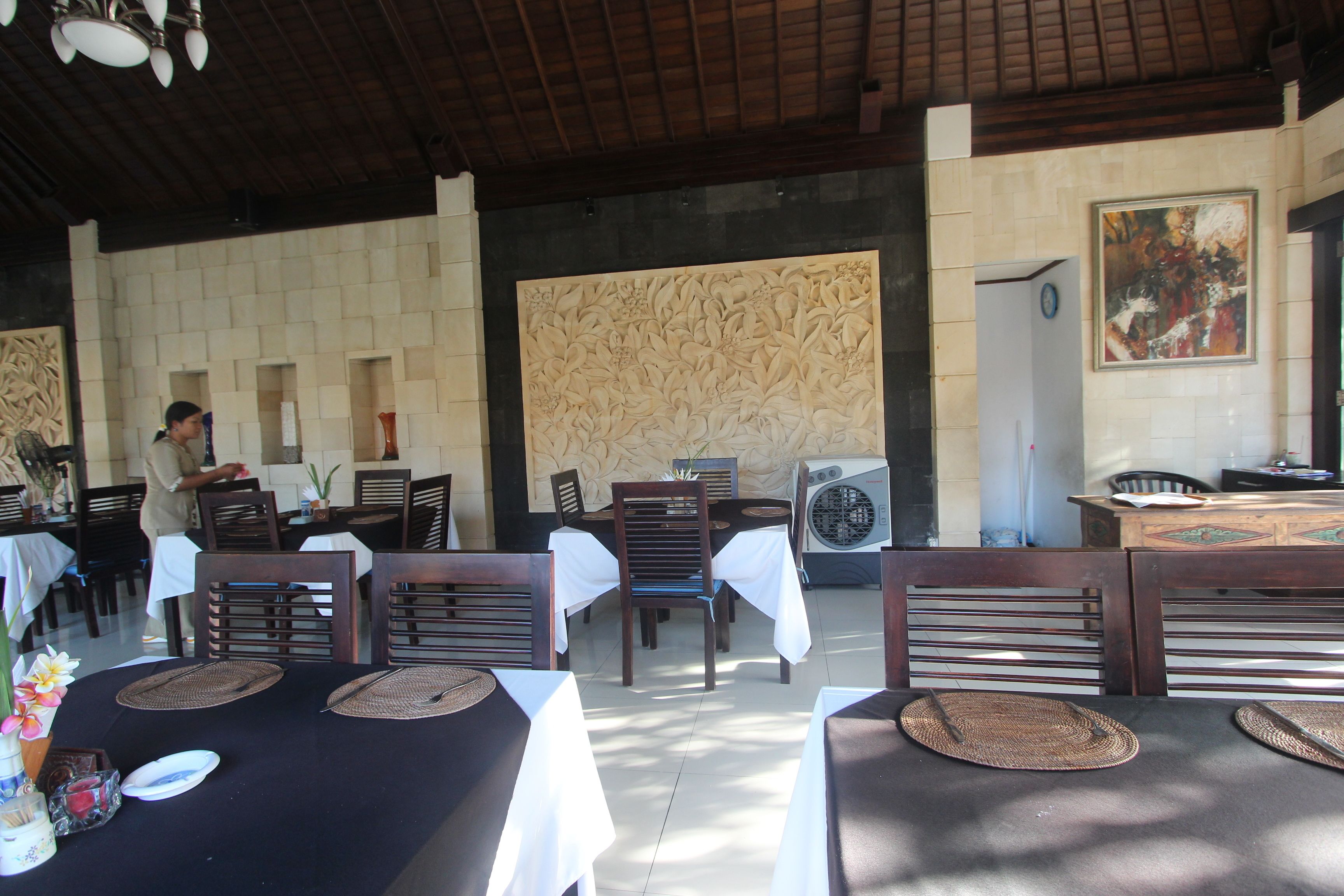 breakfast, lunch, dinner served; international cuisine