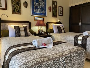 Habitación clásica con 2 camas individuales, cocina | Escritorio, espacio para trabajar con laptop y ropa de cama 