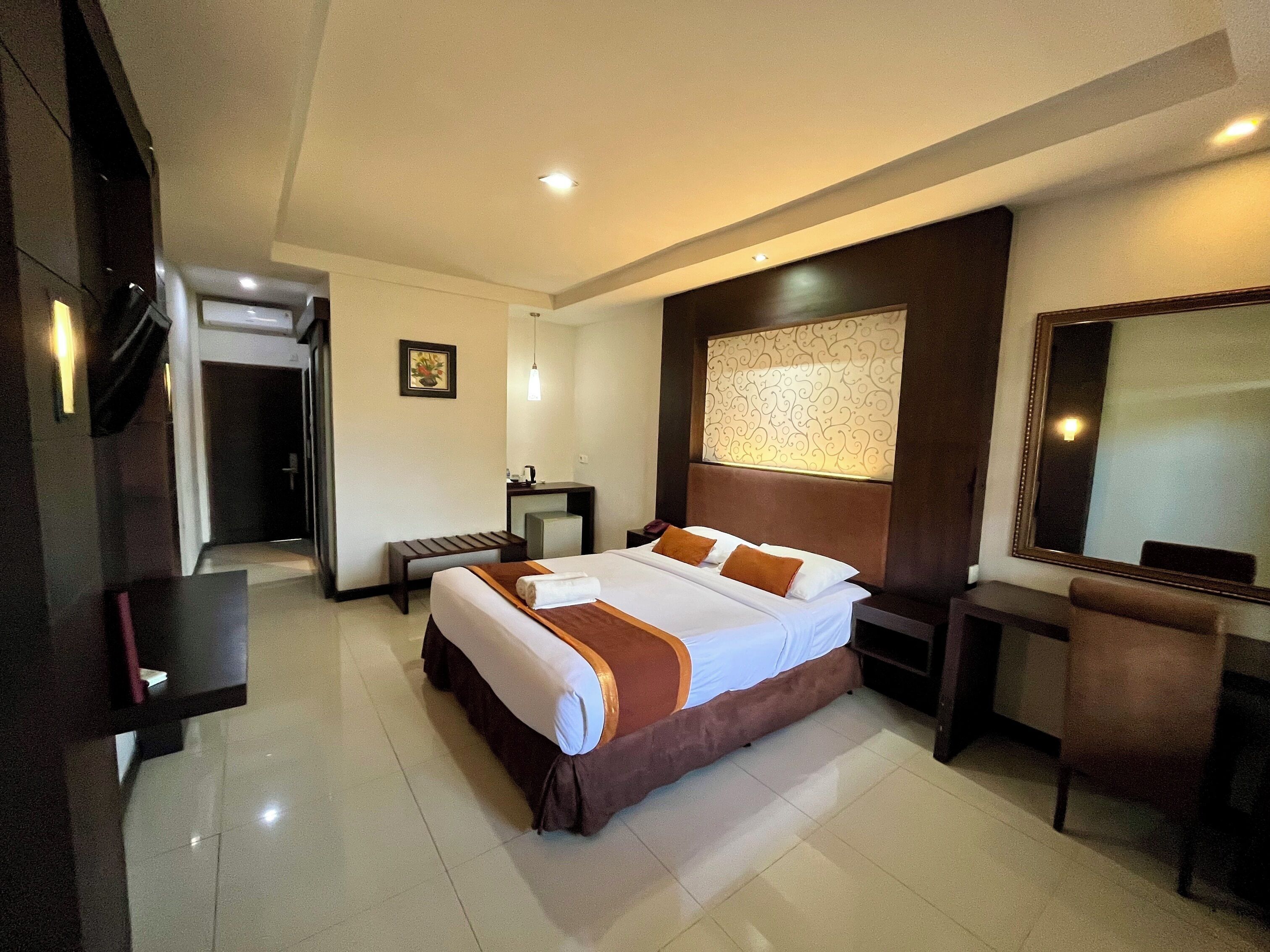 Deluxe Room, 1 Double Bed | Desk, laptop workspace, bed sheets