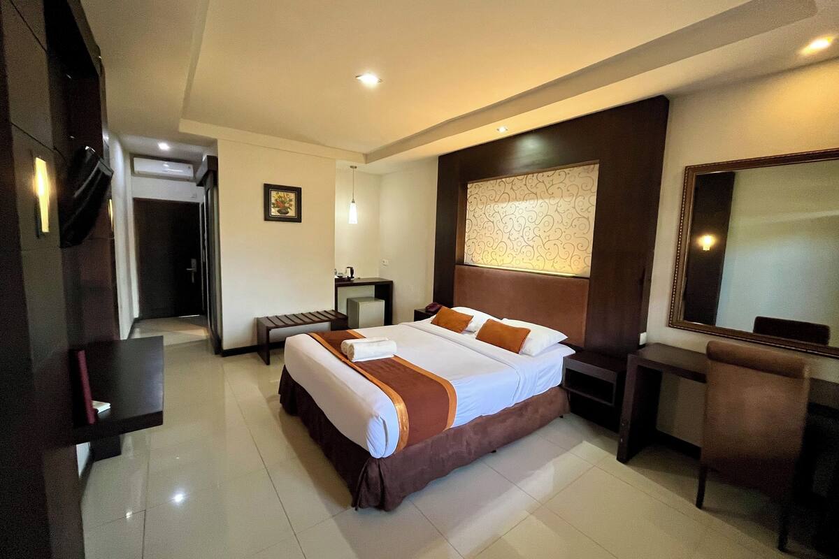 Deluxe Room, 1 Double Bed | Desk, laptop workspace, bed sheets