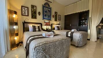 Escritorio, espacio para trabajar con laptop y ropa de cama