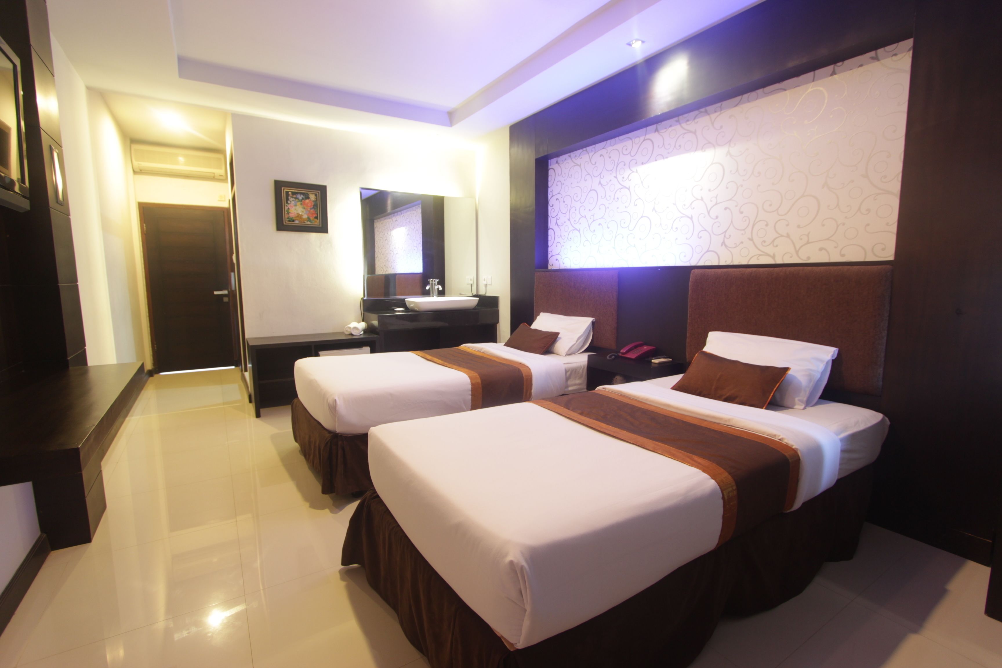 deluxe room | 1 bedroom, desk, laptop workspace, bed sheets