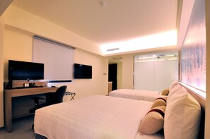 Superior Quadruple Room | Down comforters, in-room safe, desk, free WiFi - Audi Garden Business Hotel (Taoyuan City)