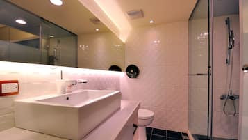 Superior Quadruple Room | Bathroom | Shower, free toiletries, hair dryer, slippers