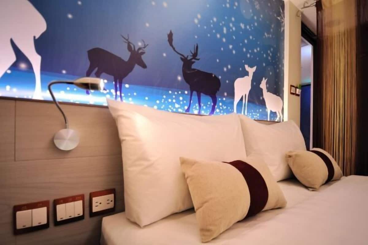 Down duvets, in-room safe, desk, free WiFi