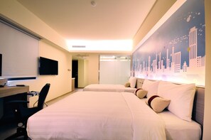 Superior Quadruple Room | Gebar bulu kapas, peti besi dalam bilik, meja, Wi-fi percuma 