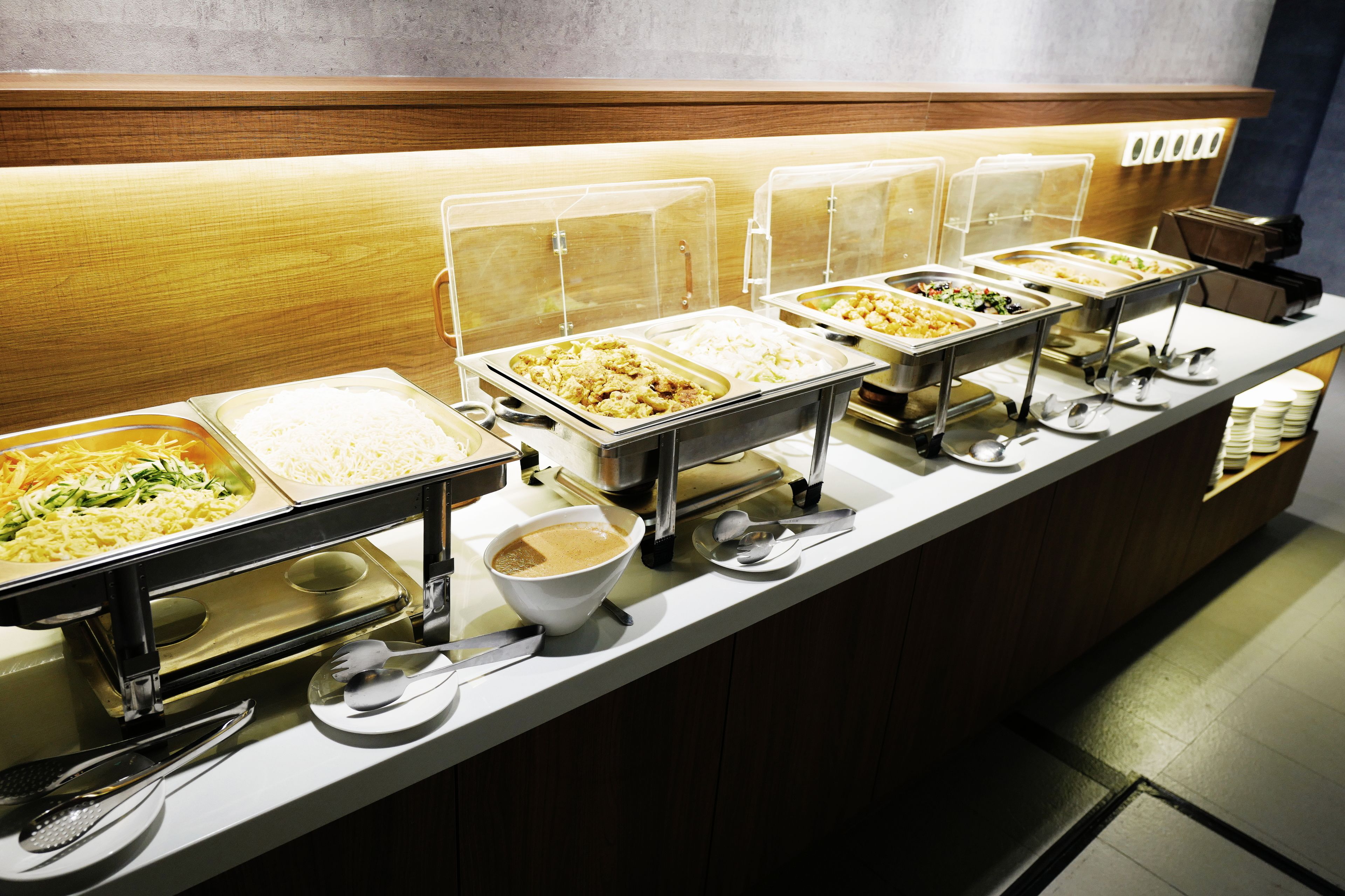 Un buffet proposant une variété de plats et de couverts.