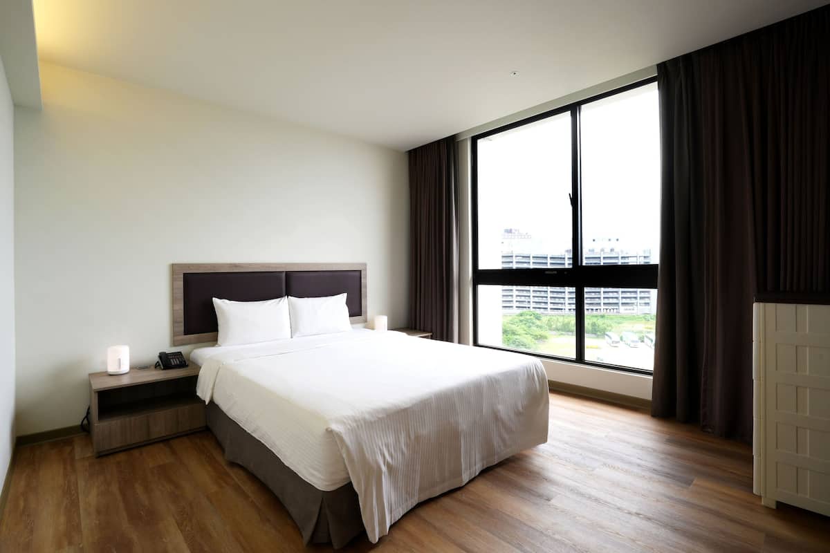 Executive Double Room, 1 Queen Bed | Premium bedding, down comforters, in-room safe, desk