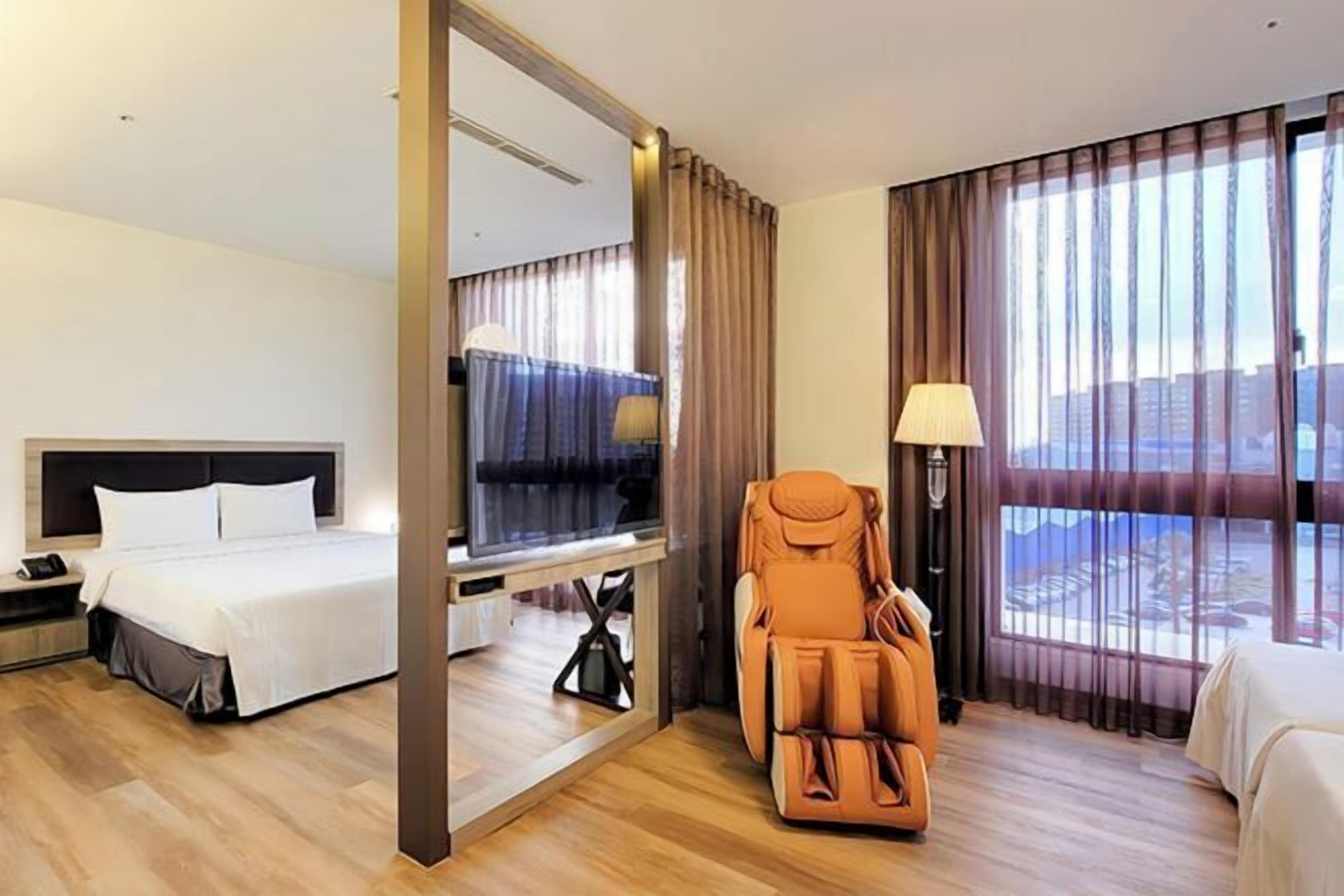 Premium bedding, down comforters, in-room safe, desk