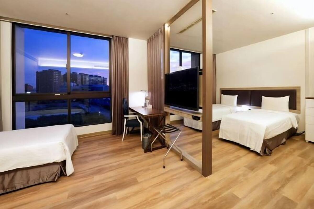 Premium bedding, down comforters, in-room safe, desk