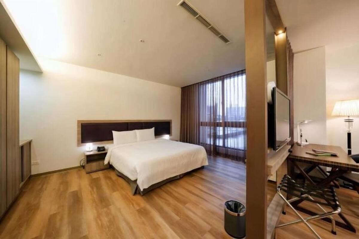 Premium bedding, down comforters, in-room safe, desk