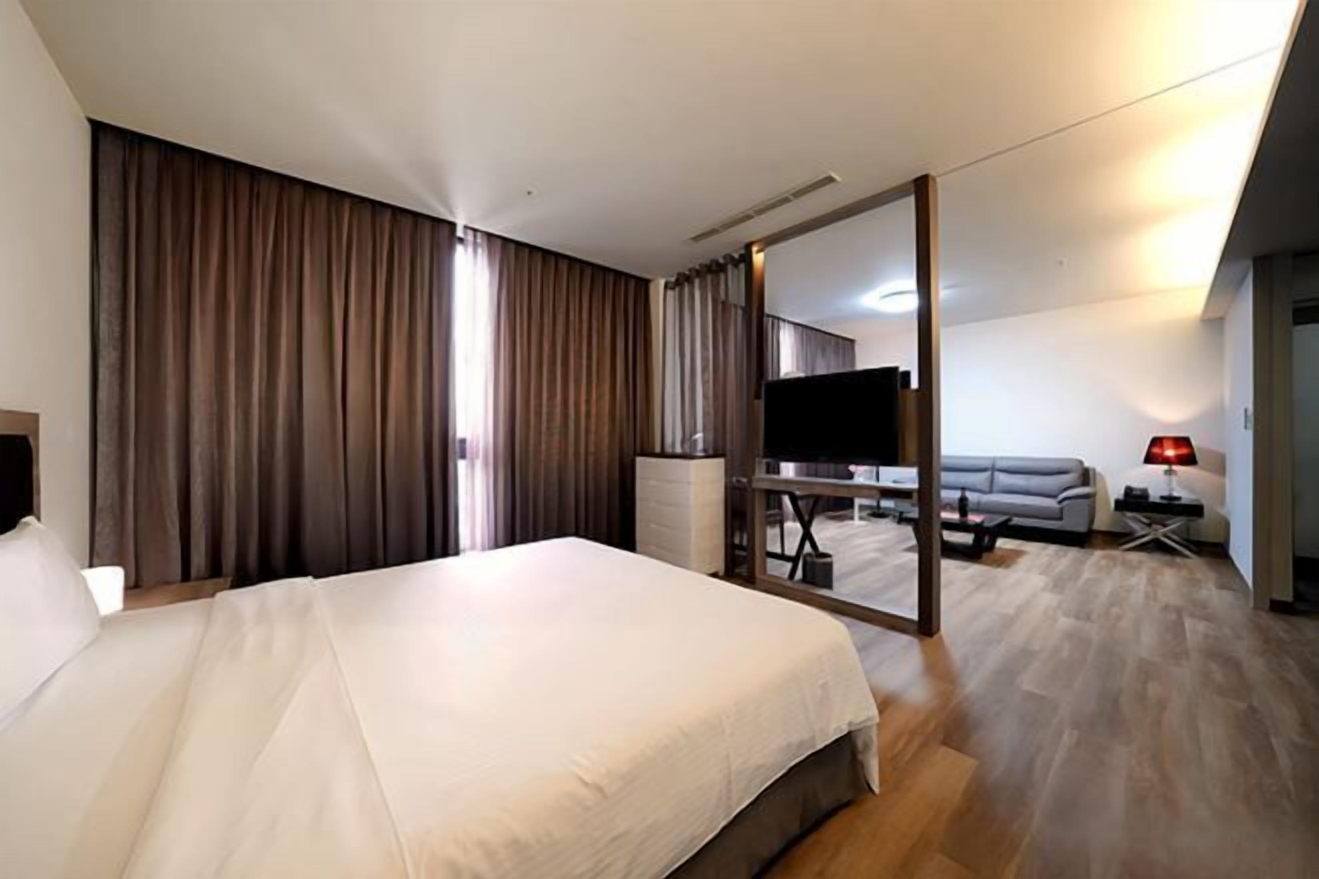 Premium bedding, down comforters, in-room safe, desk