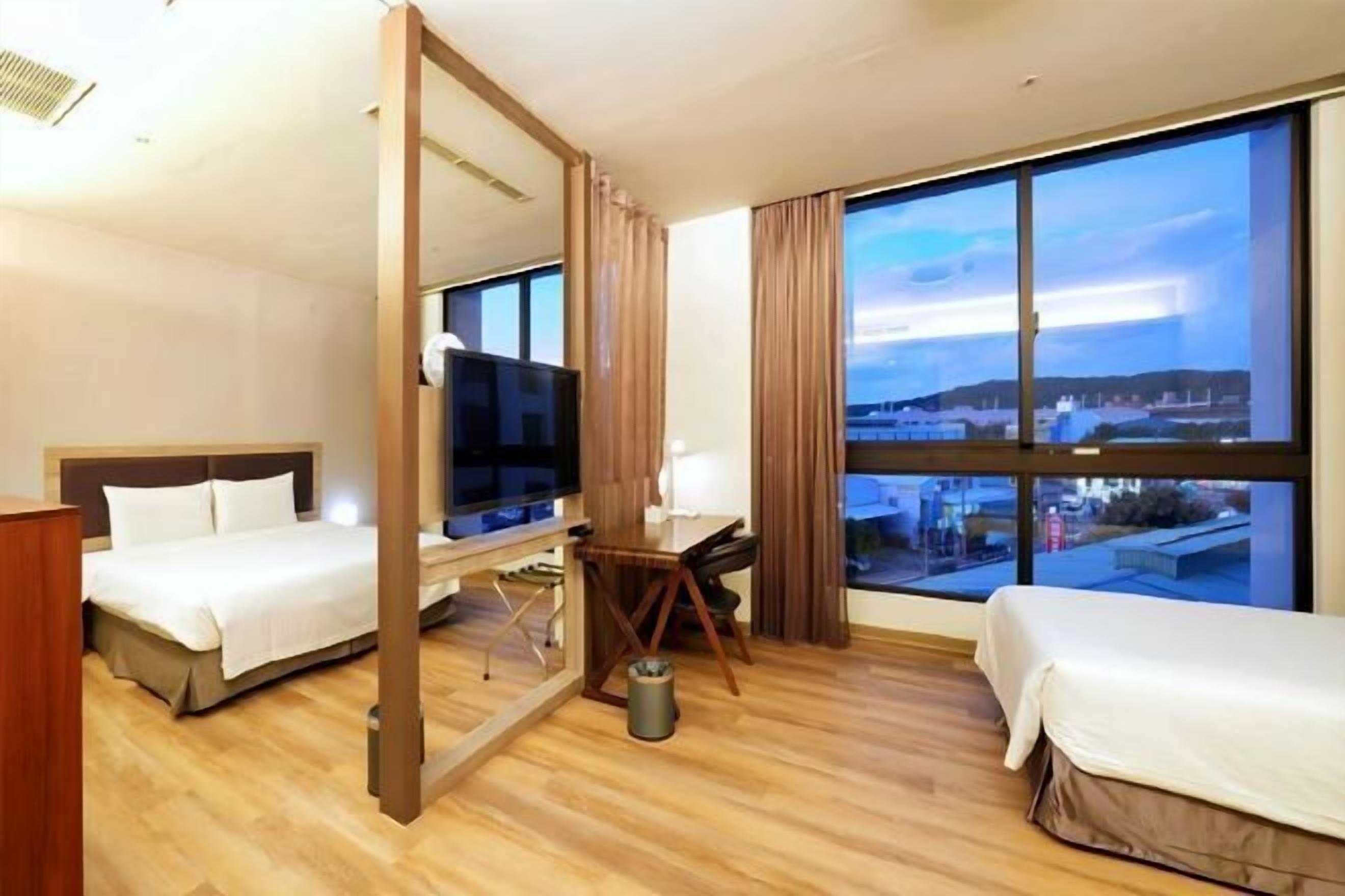 Premium bedding, down comforters, in-room safe, desk