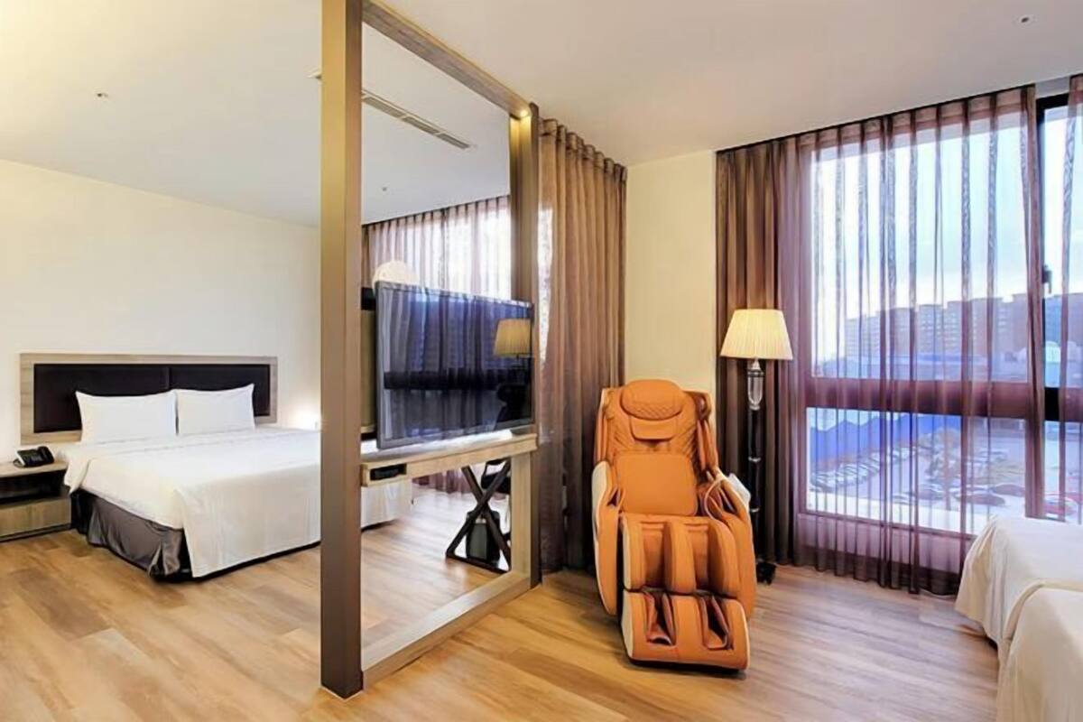 Premium bedding, down comforters, in-room safe, desk