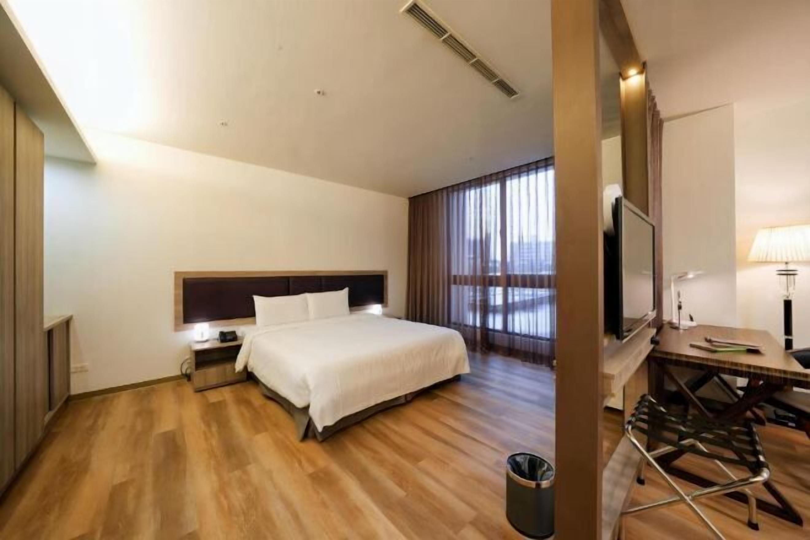 Premium bedding, down comforters, in-room safe, desk