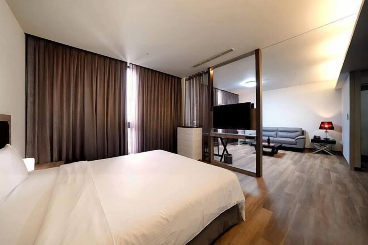 Premium bedding, down comforters, in-room safe, desk