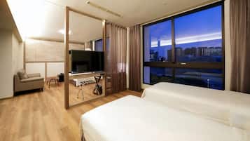 Executive Triple Room, 3 Twin Beds | Premium bedding, down comforters, in-room safe, desk