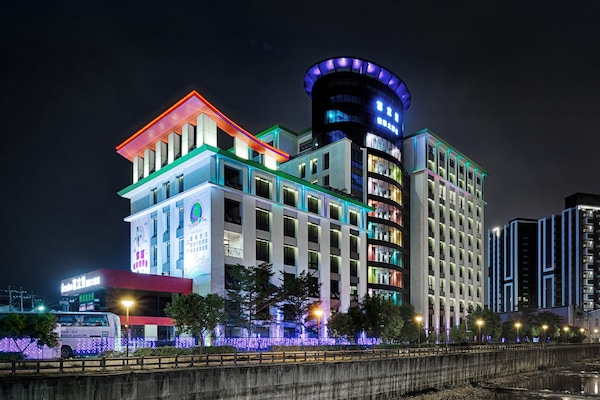 Bagian depan properti - sore/malam