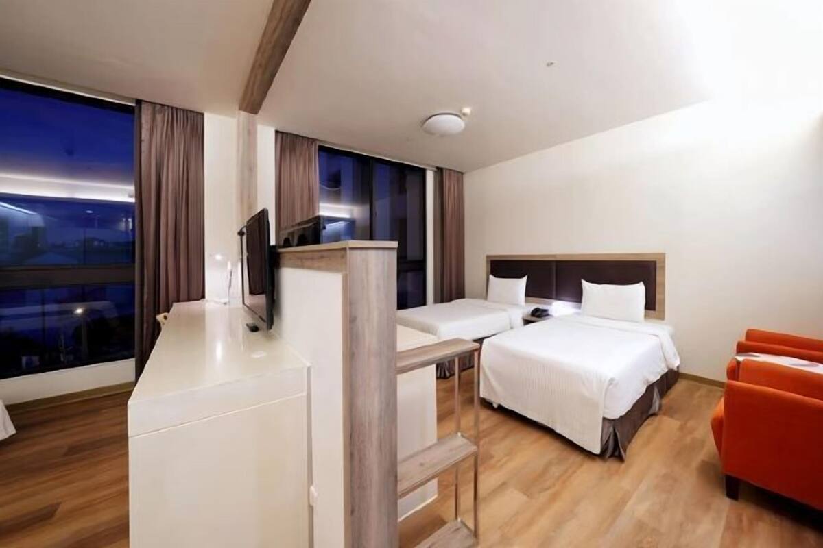 Premium bedding, down comforters, in-room safe, desk