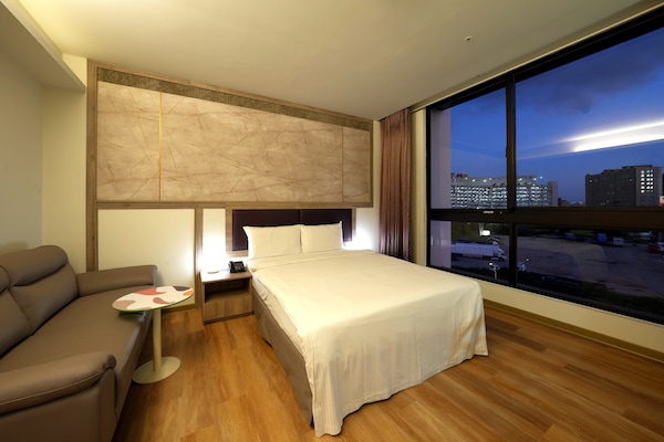 Kamar Standar, 1 Tempat Tidur Double | Seprai premium, selimut bulu angsa, brankas, dan meja kerja