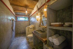 Villa, vistas parciales al mar (Sunset) | Baño | Ducha, artículos de higiene personal gratuitos y secador de pelo